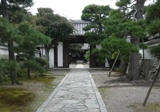 旧坂本城の門を移した表門