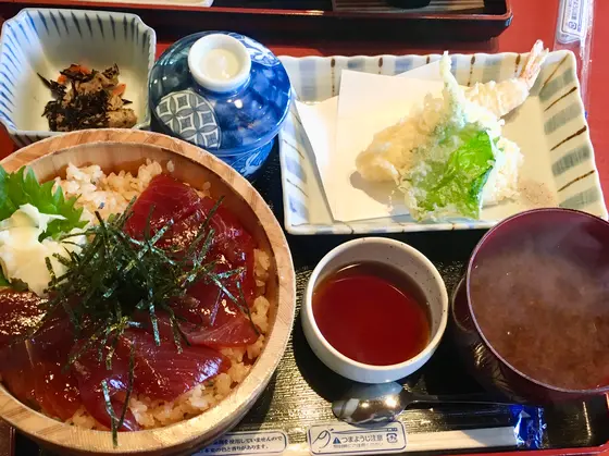 てこね寿し(甘辛い醤油に漬けた肉厚の鰹の切り身を酢飯の上に乗せた、ちらし寿司の一種)