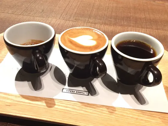 左から、エスプレッソ、マキアート、コーヒー。
