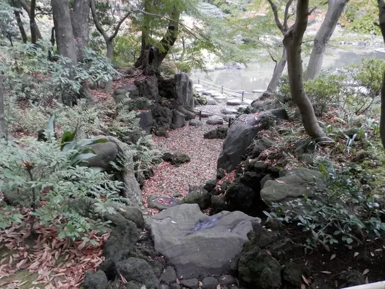 「水のない滝」がイメージさせる旧古河庭園の本質