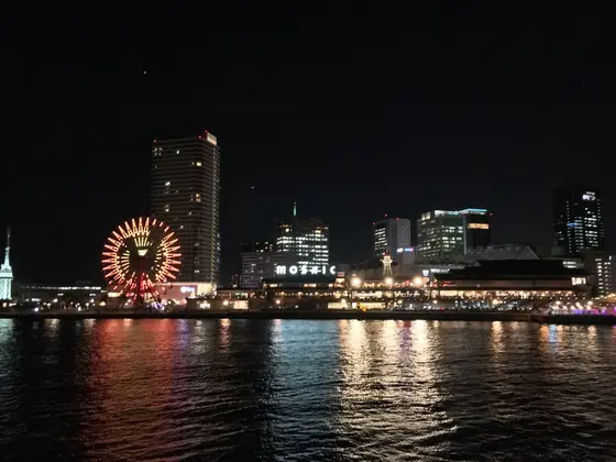 ポートタワーの麓から見る神戸港
