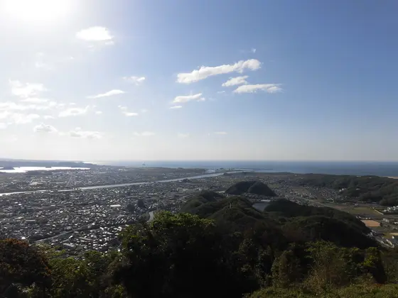 山頂付近から鳥取市街を一望