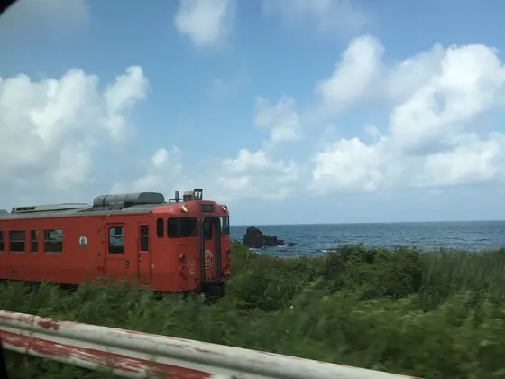 五能線を走る電車と並走して２