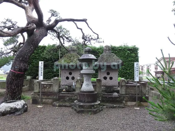 直江兼次夫妻の墓