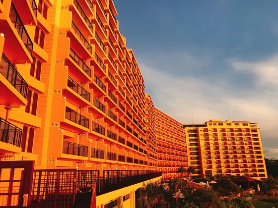 夕陽を浴びるホテル