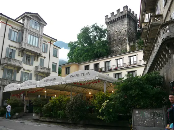 城の間の石窯ピザレストラン併設ホテル