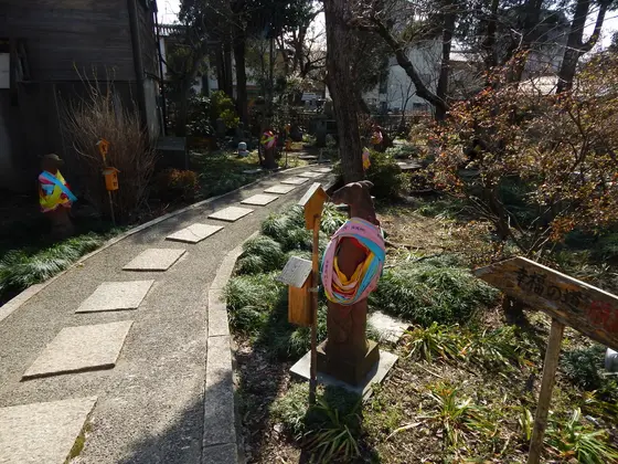 羅漢と十二支像ある庭「幸福の道」