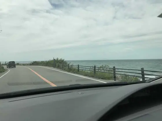 道中の海沿いドライブも素敵！