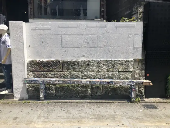 店の前のベンチ
