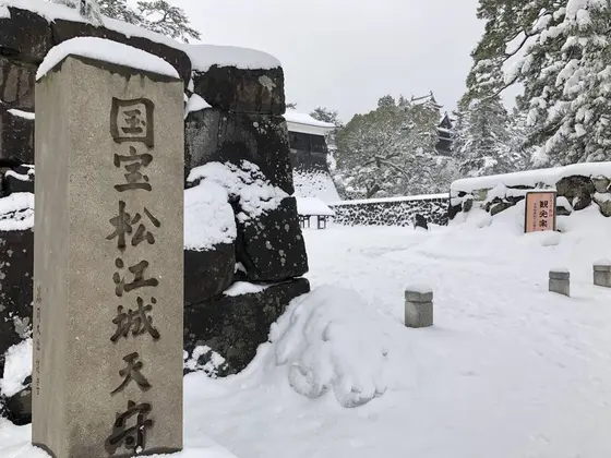 雪の中の松江城