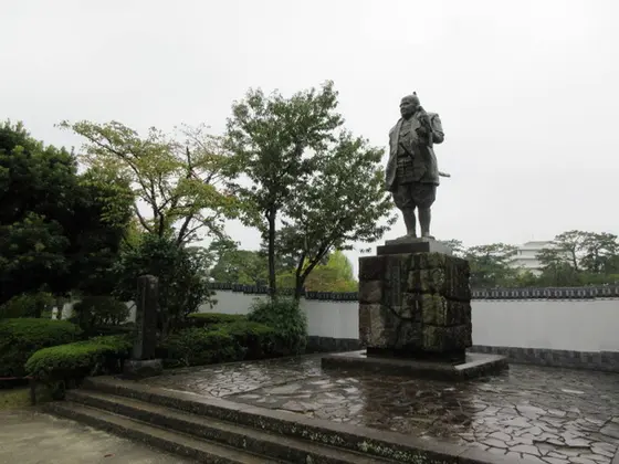 鷹狩り姿の徳川家康公之像