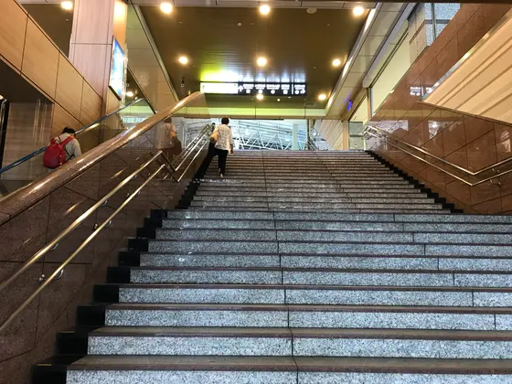 駅構内への階段
