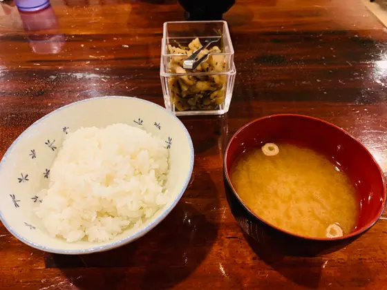 ランチの本日の白米＆みそ汁(＆食べ放題の漬物)