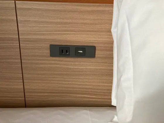枕元にはコンセント、USB差し込み口があります