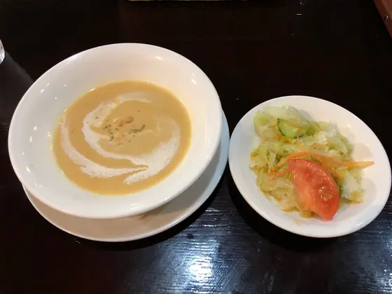 セットのスープとサラダ