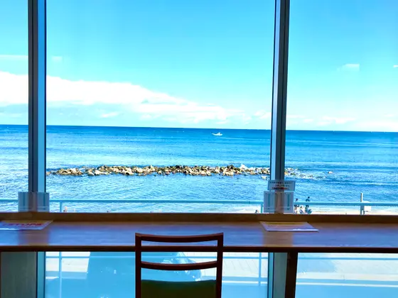 カフェでひなが海を眺めてみるのもありかも