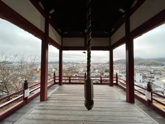 京都の清水寺を模して造られた鐘楼🔔