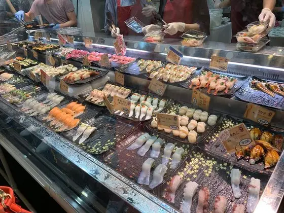 たくさんお寿司が並んでいます