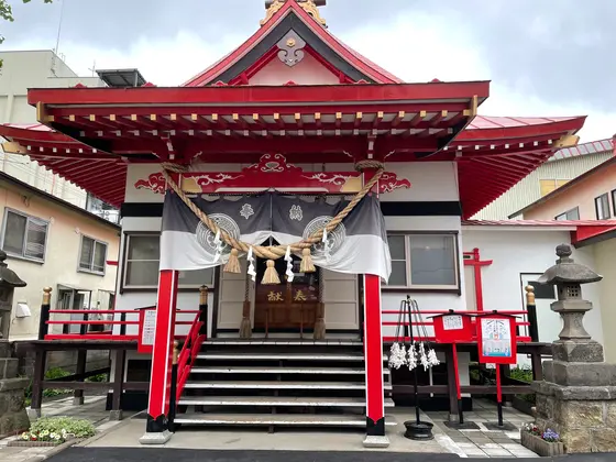 こじんまりした街中にある神社です。