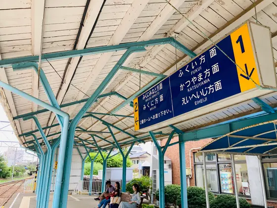 福井駅行きの電車を待っています
