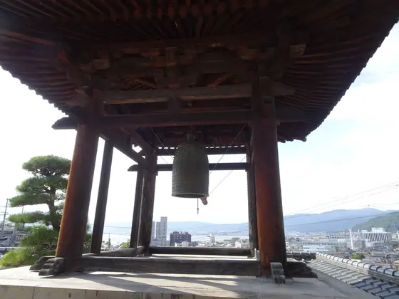 諏訪湖を望む鐘楼