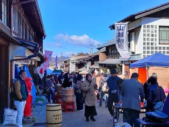 町中の道路が会場に