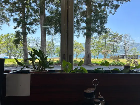 もちろん窓からは十和田湖が望める👀