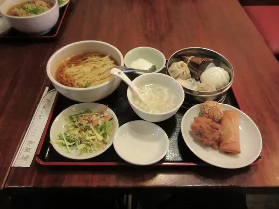 メニューは小籠包やエビチリなど。