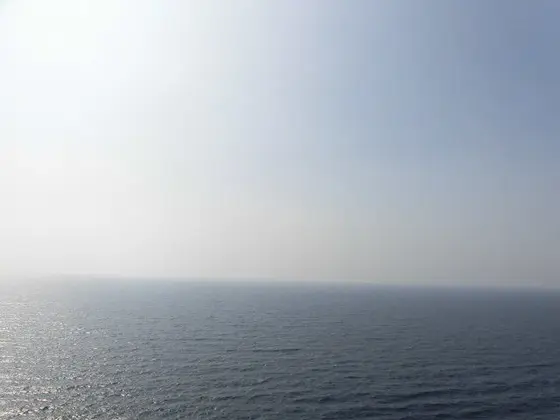灯台の展望台から日本海を望む
