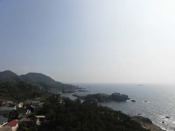 灯台の展望台から日本海沿岸を眺める。