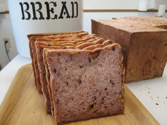 シンボルパン：黒米とくるみの食パン