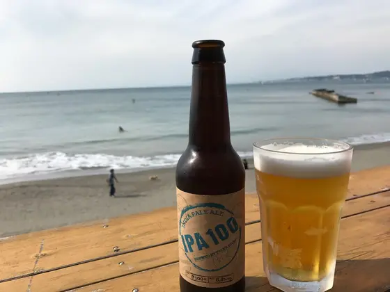 ビーチを眺めながらビール