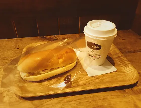 店内は昭和レトロな教室風。