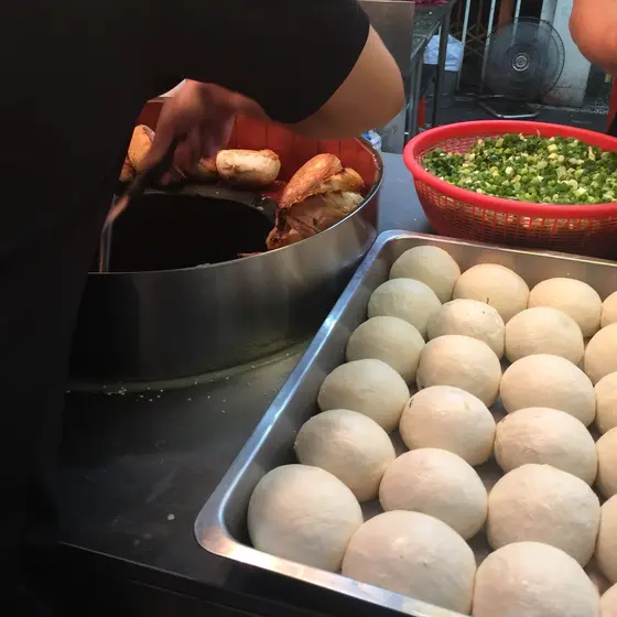 釜の内側に貼り付けて焼きます