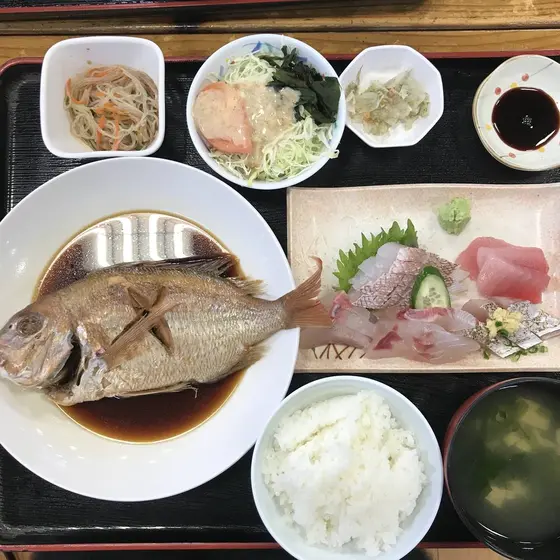 刺身定食に煮魚を単品で