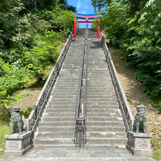 旧神社に続く階段