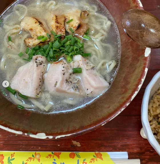 ここの沖縄そばはスープまで飲み干したくなるほど絶品です