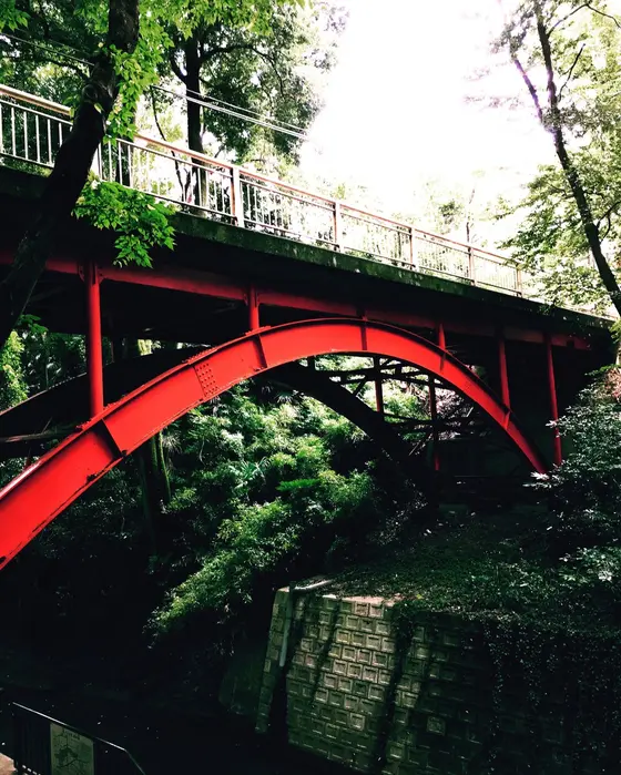 赤色が印象的な橋