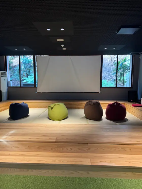 広いのでテレビ会議も余裕でできます