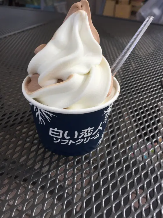 北海道といえば、白い恋人！！の、ソフトクリーム♡濃厚でクリーミーな味わいです！