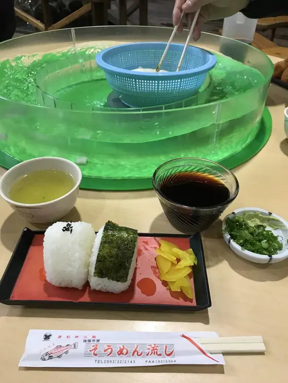 そうめんはぐるぐる流れます