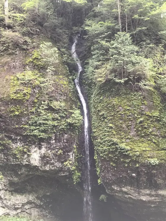 巨岩の間を流れ落ちる滝