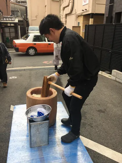 すぐ近くの八つ橋屋さんでまたも無料接待。