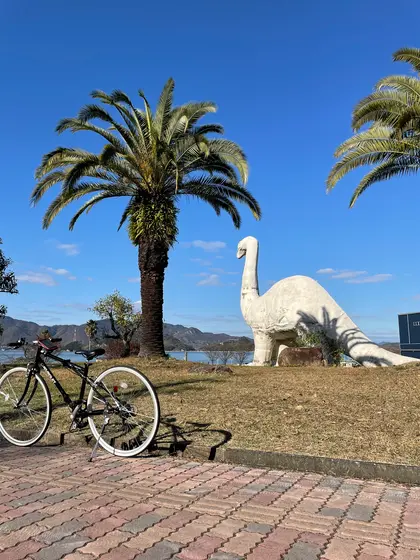 因島に着くと真っ白な恐竜のオブジェが