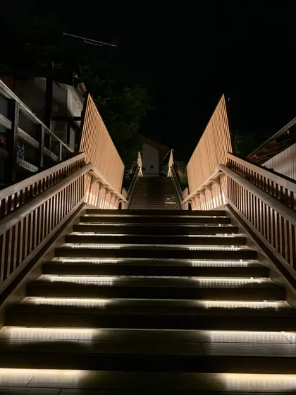 裏草津　地蔵の湯につながる階段