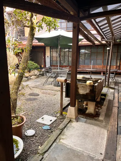 お店の中は中庭のようになってます