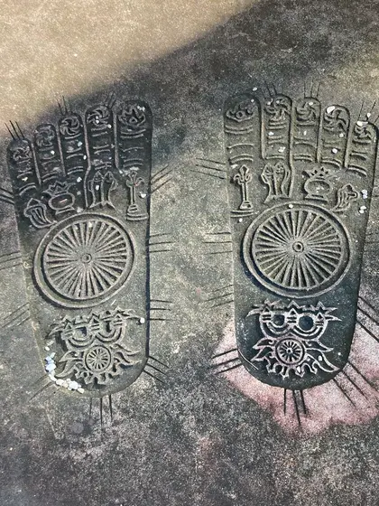 本堂前の仏足石