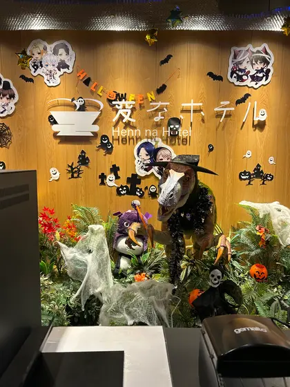 フロントで恐竜がお出迎え