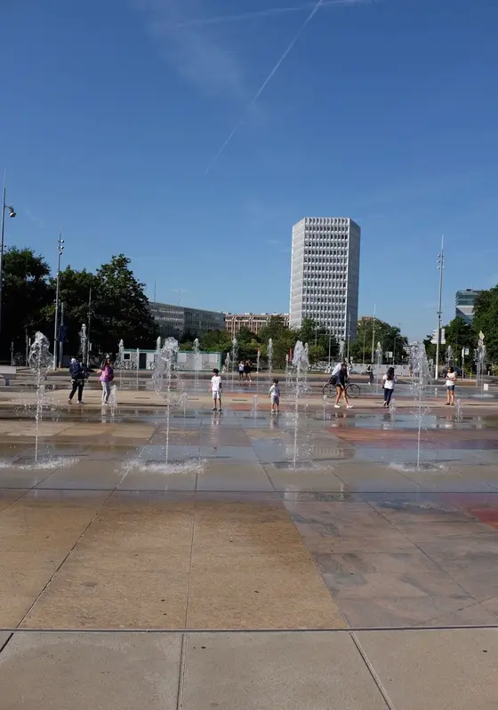 パレ・デ・ナシオン前広場