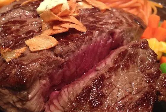 名物「駄敏丁カット」はスジ肉を美味しいステーキに変身できる魔法？